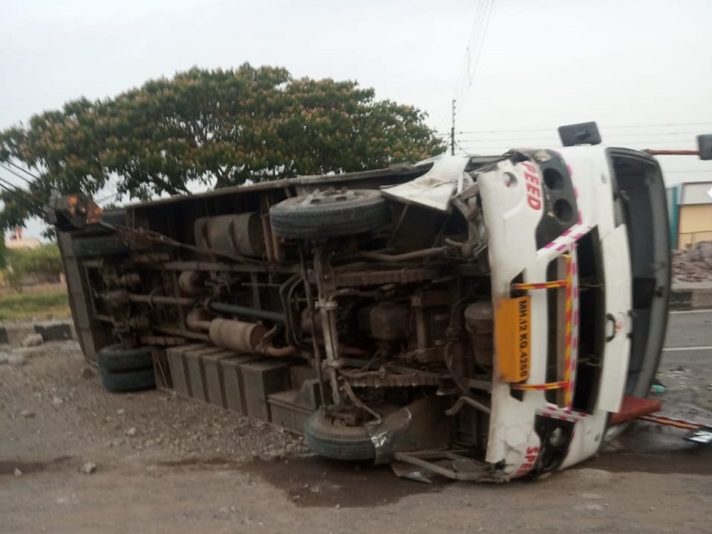 Private bus overturns at Nevasa Fata; Four workers injured | नेवासा फाटा येथे खासगी बस उलटली; चार मजूर जखमी