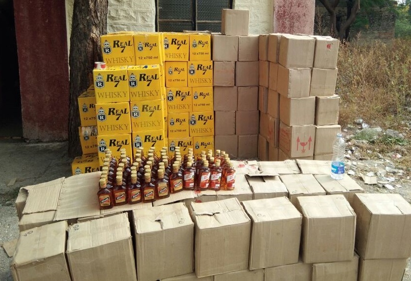 5 lakh of liquor seized in Nevasa Police outpost in Pachegaon Shivar | नेवाशात साडेपाच लाखाची दारु जप्त; पाचेगाव शिवारात पोलिसांची धाड