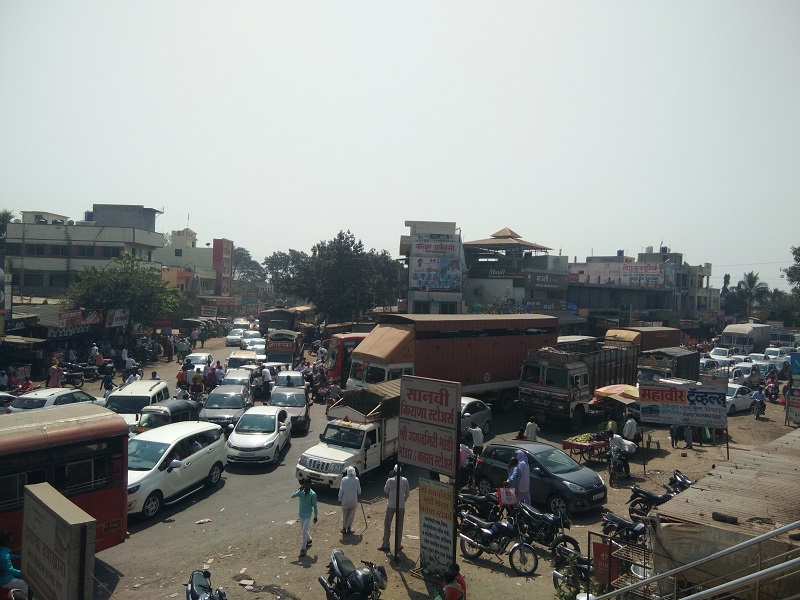 Two traffic jams on Nevasa Gate on Nagar-Aurangabad Road | नगर-औरंगाबाद रोडवरील नेवासा फाट्यावर दोन वाहतूक ठप्प