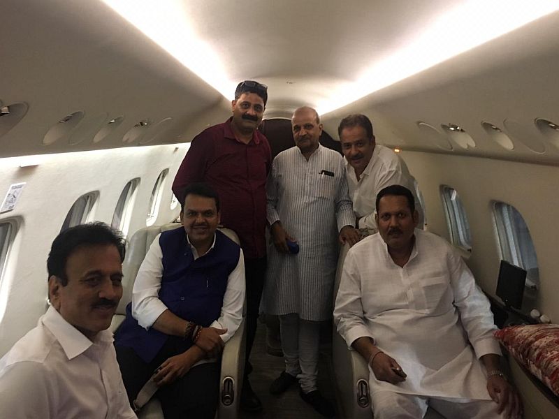 Flight from Pune and landing in Delhi, Udayan Raje's bhosale in bjp at amit shah home | पुण्यातून केलं उड्डाण अन् दिल्लीत लँडिंग, 'उदयनराजेंचं' जुळलं भाजपात 'टायमिंग'