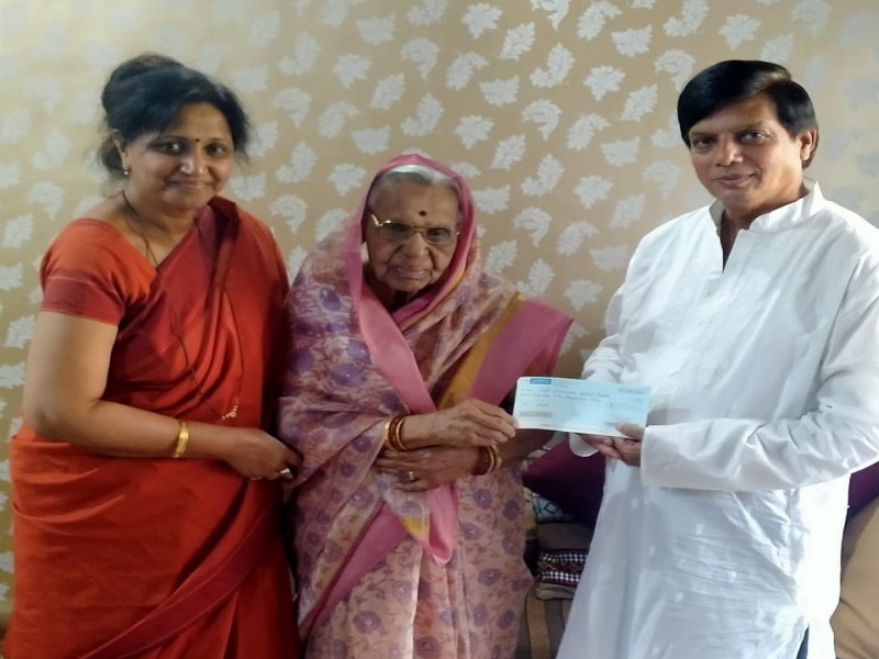 85year-old grandmother donate of 1 lakh rupees in the battle against Corona | करावं तेवढं कौतुक कमीच!आजीबाईंच्या बटव्यामधून कोरोनाविरुद्धच्या संघर्षासाठी १ लाख १ हजार रुपये