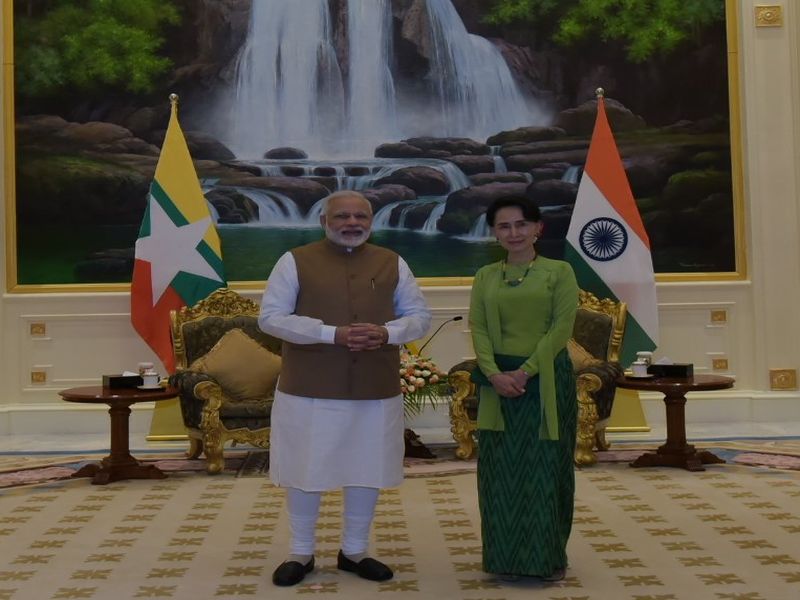 Prime Minister Manmohan Singh emphasized on improving relations between the two countries, Rohingya Muslims also raised questions about Myanmar | म्यानमार दौऱ्यात पंतप्रधान नरेंद्र मोदींनी दिला दोन्ही देशांमधील संबंध वृद्धिंगत करण्यावर भर