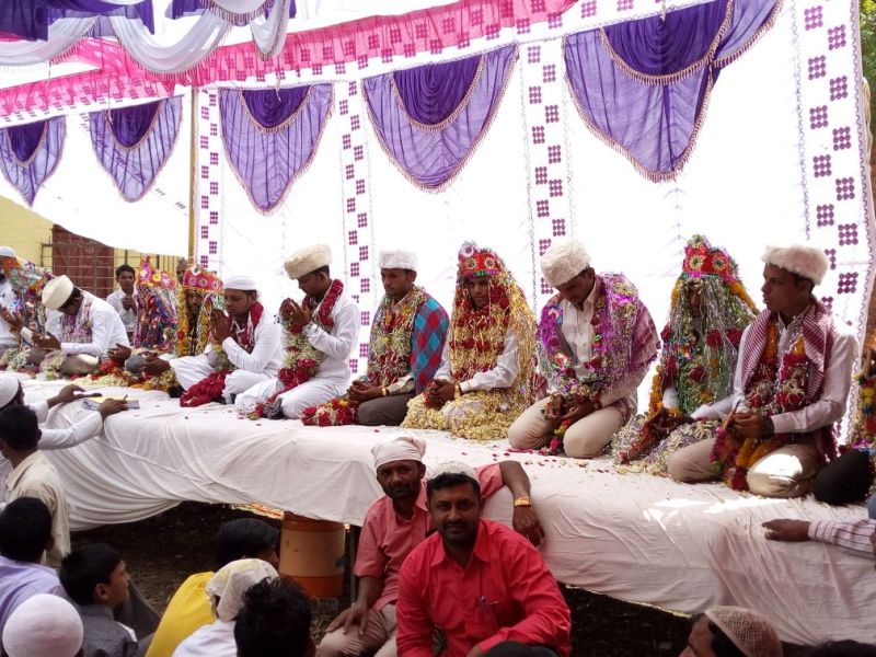 VIDEO: 24 couples married at a group wedding ceremony | VIDEO : सामूहिक विवाह सोहळ्यात २४ जोडपी विवाहबद्ध, शिरपूर येथील गवळी समाजबांधवांचा स्तुत्य उपक्रम  