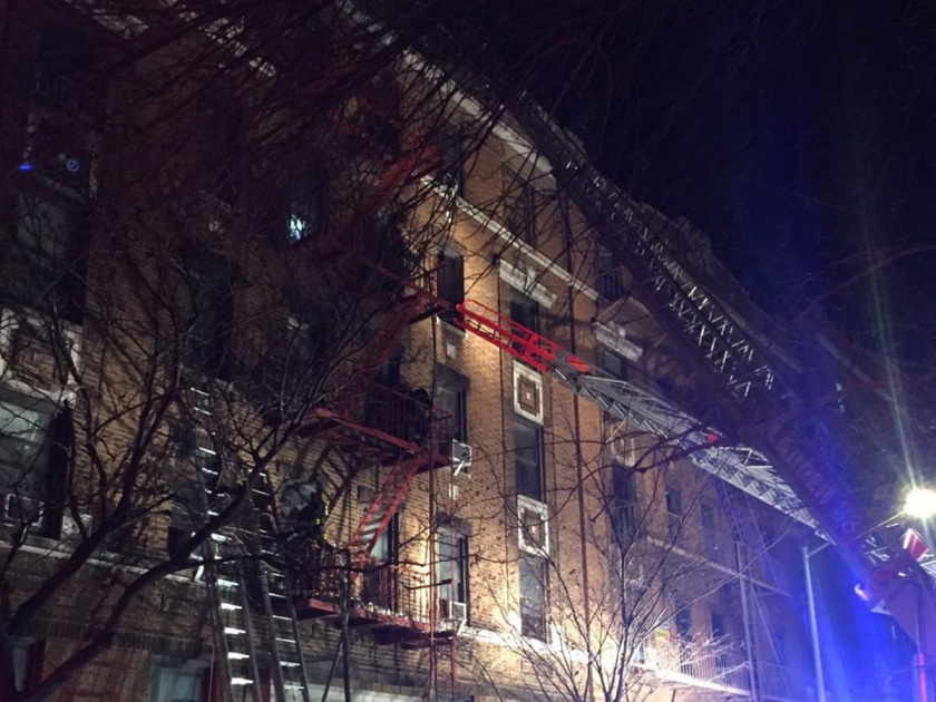 12 people die in New York fire | न्यू यॉर्कमधील इमारतीत लागलेल्या आगीमध्ये 12 जणांचा मृत्यू