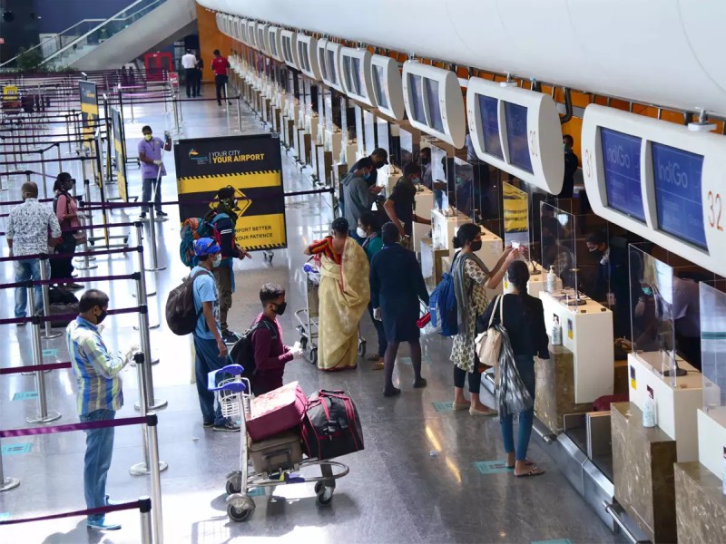 Looting in the name of corona test at Mumbai airport ?; Charge of Rs. 4,500 for Test | मुंबई विमानतळावर कोरोना चाचणीच्या नावे होतेय लूट?; ४,५०० रुपये शुल्क आकारणी