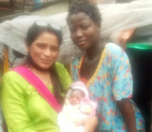 Childbirth of a Nigerian woman by female Shiv Sainiks | महिला शिवसैनिकांकडून नायजेरियन महिलेचे बाळंतपण 