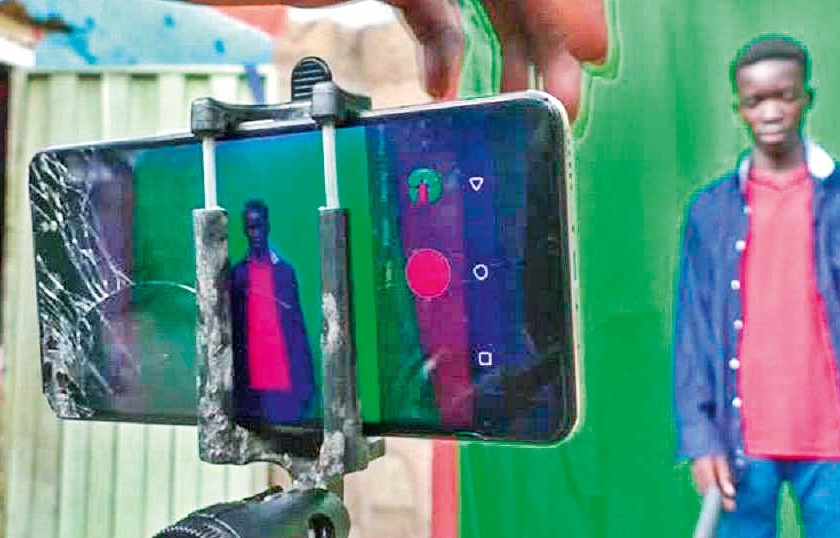Nigerian Teens Create Sci-Fi With Smartphone | साध्या मोबाईलवर सायफाय शॉर्टफिल्म शूट करणारे नायजेरियाचे सिनेमाबहाद्दर!