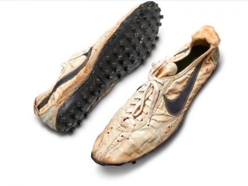 This Nike moon shoe sets world record sneakers 3 crores | बाबो! एका व्यक्तीने ३ कोटी रूपयांना खरेदी केले हे जुने शूज, पण इतकी किंमत का रे भौ?