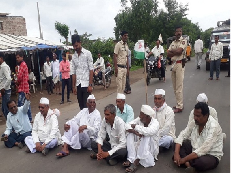rastaroko movement of Swabhimani Shetkari Sanghatana in nilanga | निलंग्यात स्वाभिमानी शेतकरी संघटनेचे रास्ता रोको आंदोलन