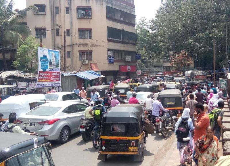 After four hours, the traffic on Sinhagad Road started | चार तासांनंतर सिंहगड रोडवरील वाहतूक सुरु