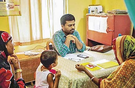 Meet a young psychiatrist who works in rural Assam! | थेट आसाममध्ये जाऊन मानसोपचार करणार्‍या तरुण डॉक्टरची गोष्ट!