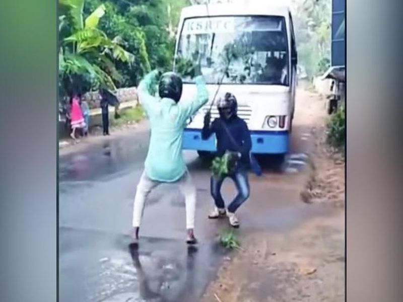 Video: People dance in front of running trains, 'Nillu Nillu Challenge' sleeping policeman sleeping | Video : चालत्या गाड्यांसमोर लोकांचा डान्स, 'Nillu Nillu Challenge'ने उडवलीय पोलिसांची झोप