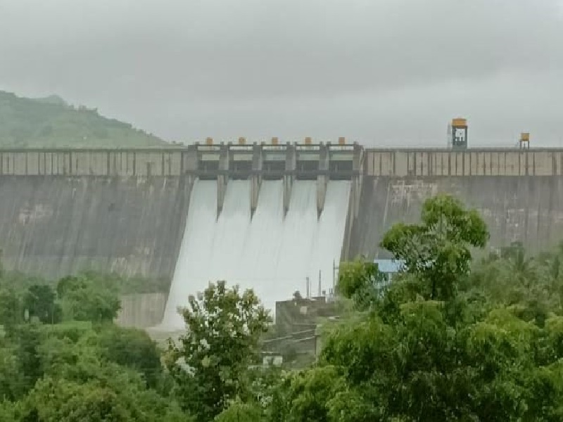 Nilwande dam filled; 3360 cusecs of water flooded the Pravara river basin | निळवंडे धरण भरले; प्रवरा नदीपात्रात ३३६० क्युसेकने पाणी झेपावले