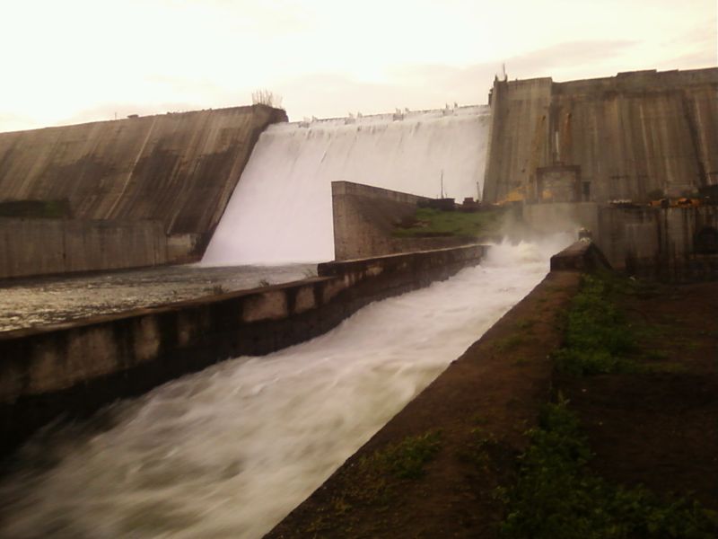 11 thousand 274 cusecs of water from the Nilvande dam | निळवंडे धरणातून ११ हजार २७४ क्यूसेक पाण्याचा विसर्ग, प्रवरा नदीला पूर