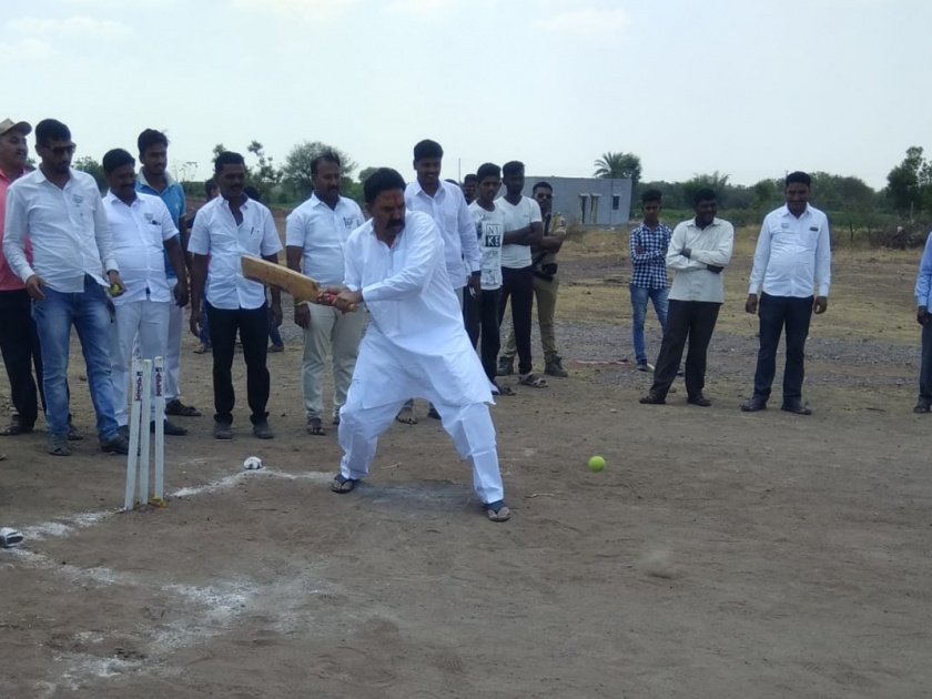 Ranjeet Singh Naik Nimbalkar of Madha Voter Sangh held baton in four bat in bat-six ball held during the campaign | माढा मतदार संघाचे रणजिंतसिह नाईक निंबाळकर यांनी प्रचारादरम्यान हातात धरली बॅट-सहा बॉल मधील चार बॉलवर फटकेबाजी