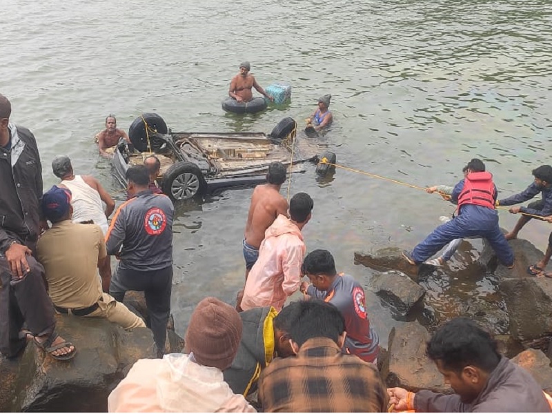 Car falls into two hundred feet deep Neera Deoghar Dam; Three killed: one injured | Pune: दोनशे फुट खोल नीरा देवघर धरणात कार पडली; तिघांचा मृत्यू: एक जखमी