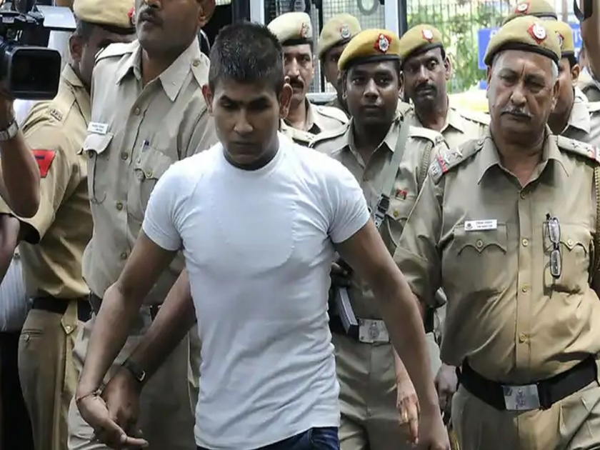 Nirbhaya rape and death case Convict Vinay Sharma banged head on wall to injure self | Nirbhaya Case : फाशी पुढे ढकलण्यासाठी दोषीनं भिंतीवर वारंवार आपटलं डोकं