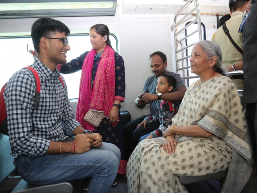 finance minister nirmala sitharaman traveled by ac local train from ghatkopar to kalyan | अर्थमंत्री निर्मला सीतारमण यांनी एसी लोकल ट्रेनने केला घाटकोपर ते कल्याण प्रवास