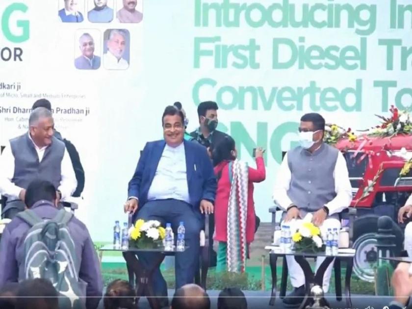 Video: Save Rs 1.5 lakh a year; The country's first CNG tractor launched | Video : शेतकऱ्यांनो! वर्षाला 1.5 लाख रुपये वाचवा; देशाचा पहिला सीएनजी ट्रॅक्टर आला