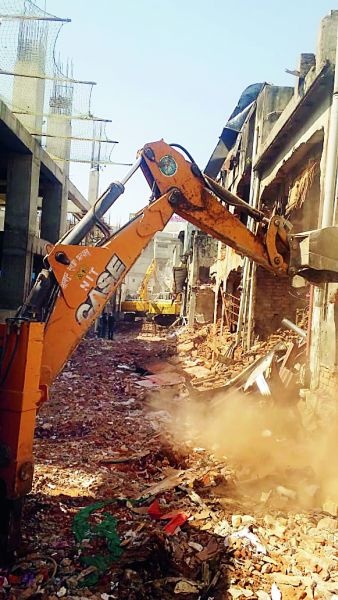 Encroachment of 33 shops in Sitaburdi area of Nagpur removed | नागपूरच्या सीताबर्डी परिसरात ३३ दुकाने तोडली