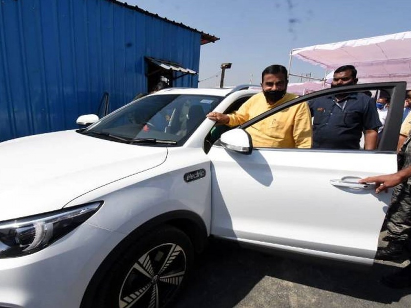 Union Minister Nitin Gadkari using MG ZS electric car in Nagpur, leave bulletproof Fortuner SUV | नितीन गडकरी स्वत: कोणती कार वापरतात? डिझेल की ईलेक्ट्रीक...