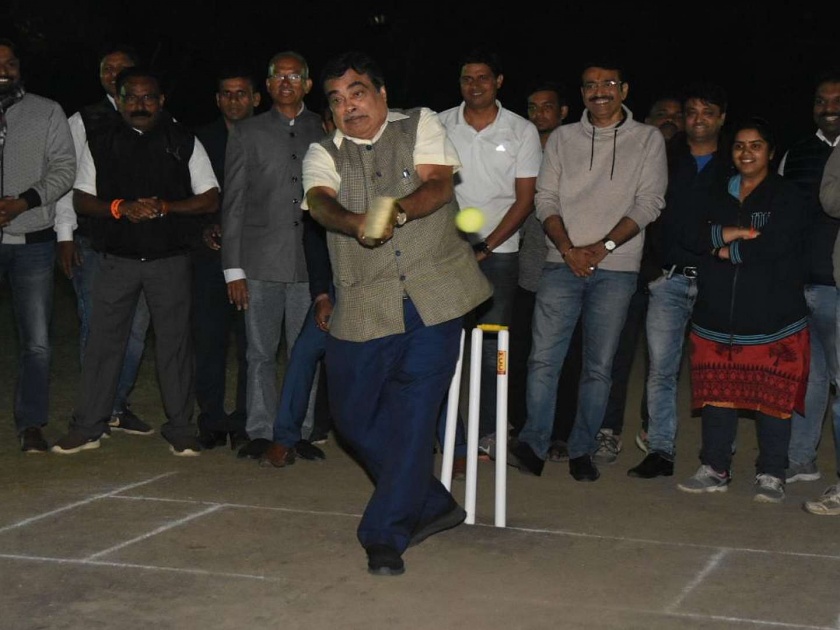 Nitin Gadkari's 'Batting' in cricket ground | क्रिकेटच्या मैदानात नितीन गडकरींची ‘फटकेबाजी’