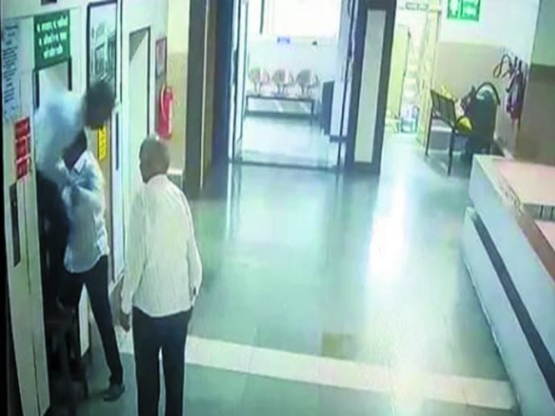 Pimpri Mayor stuck in the lift ; Security guards blew up | पिंपरीचे महापौर अडकले लिफ्टमध्येच ; सुरक्षा रक्षकांची उडाली तारांबळ