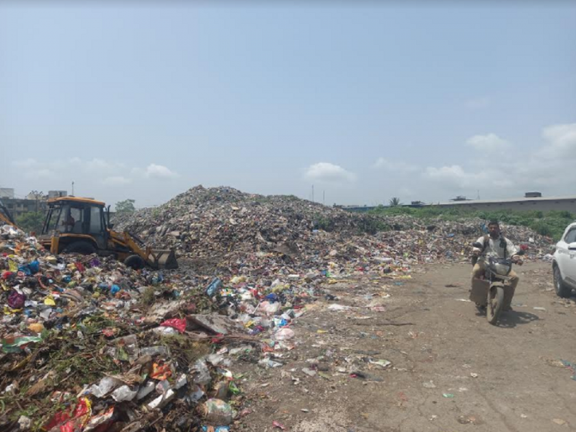 Poorna Gram Panchayat's Dumping Ground Disturbed Local Citizens | पूर्णा ग्रामपंचायतीच्या डम्पिंग ग्राउंडच्या उग्र दर्पामुळे स्थानिक नागरिक हैराण