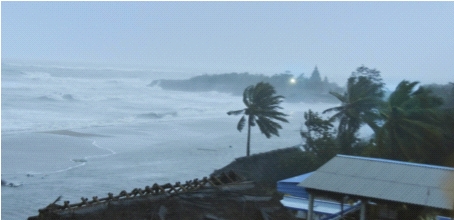 Hurricane Niwar became a hurricane in tamilnadu | निवार चक्रीवादळ बनले रौद्र, एक लाख लोकांना सुरक्षित ठिकाणी हलविले