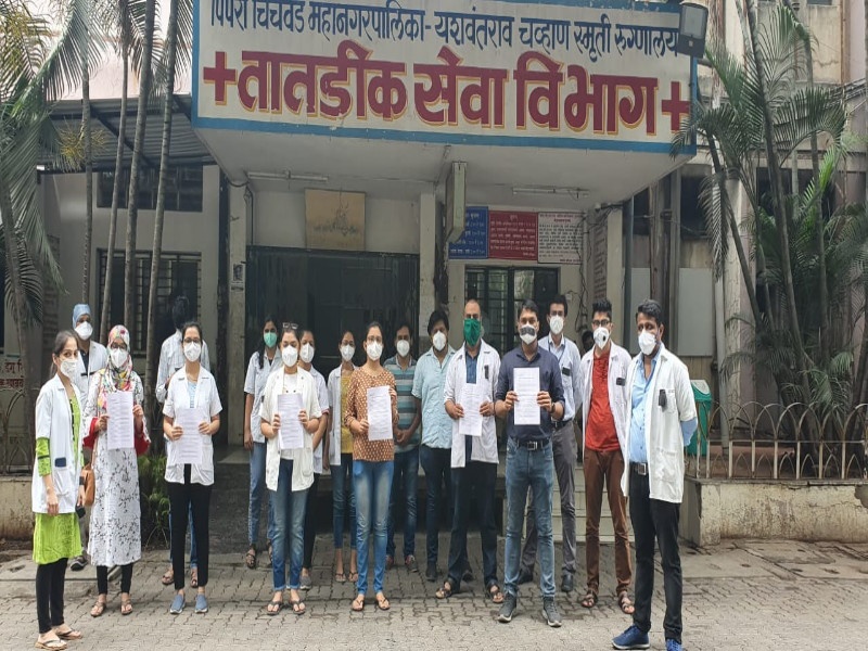Doctors of 'YCM' Hospital movement for scholarship salary increase at Pimpri | पिंपरीत 'वायसीएम' रुग्णालयामधील निवासी डॉक्टरांचे आंदोलन; विद्यावेतन वाढीस टाळाटाळ करत असल्याचा आरोप