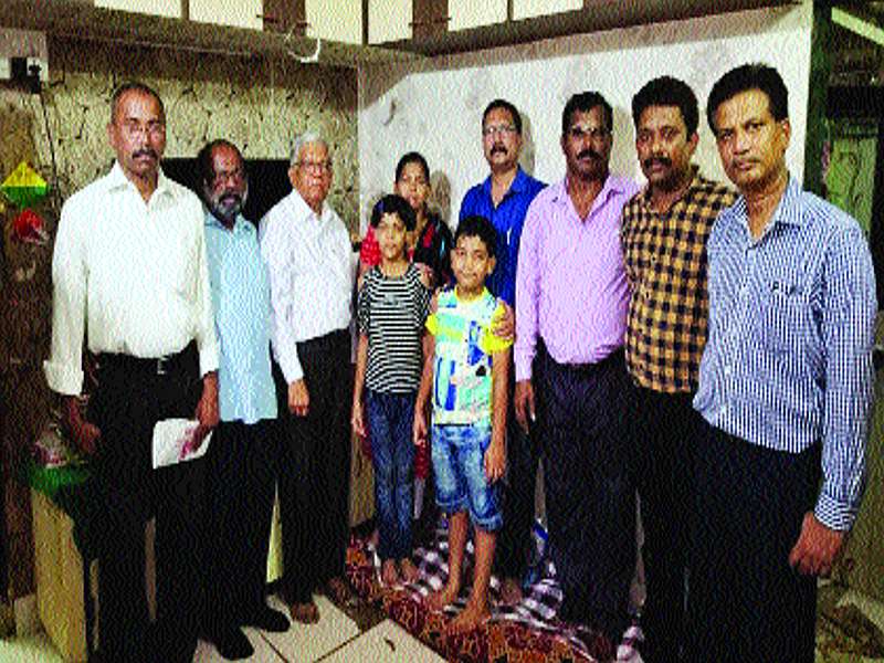 Two lakh assistance to the family of Nilesh Pednekar | नीलेश पेडणेकर कुटुंबीयांना दोन लाखांची मदत