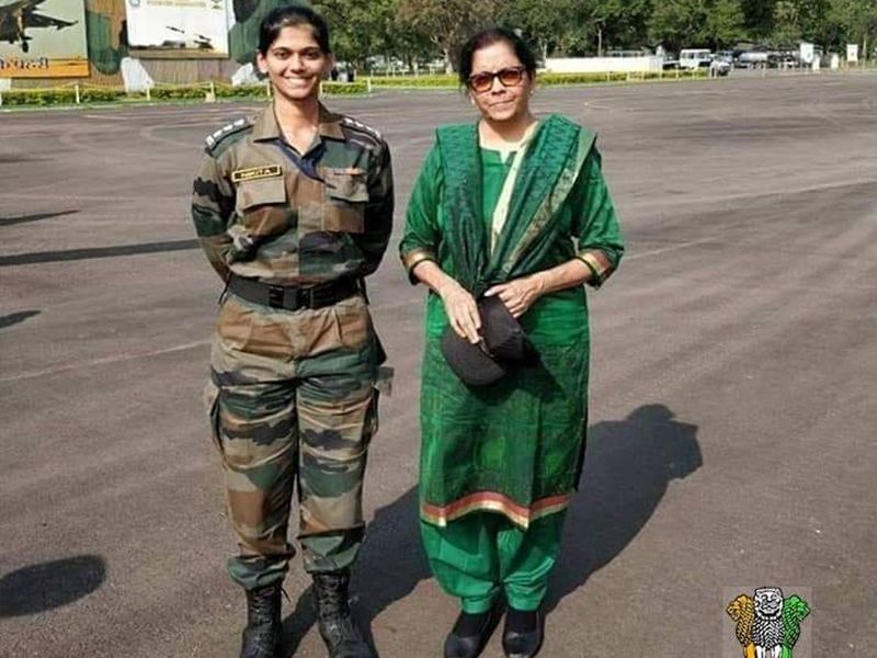 No, The Female Officer Is Not Defence Minister Nirmala Sitharaman’s Daughter | 'हा' फोटो पाहिला असेलच?; आता त्यामागची 'ही' खरी गोष्ट वाचा!