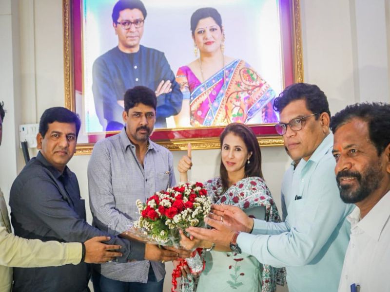 Jai Maharashtra ... Raj Thackeray's 'MNS' Thanks by Urmila mantodkar support for lok sabha election | जय महाराष्ट्र... निर्भय समर्थनाबद्दल उर्मिलांकडून राज ठाकरेंचे 'मनसे' आभार