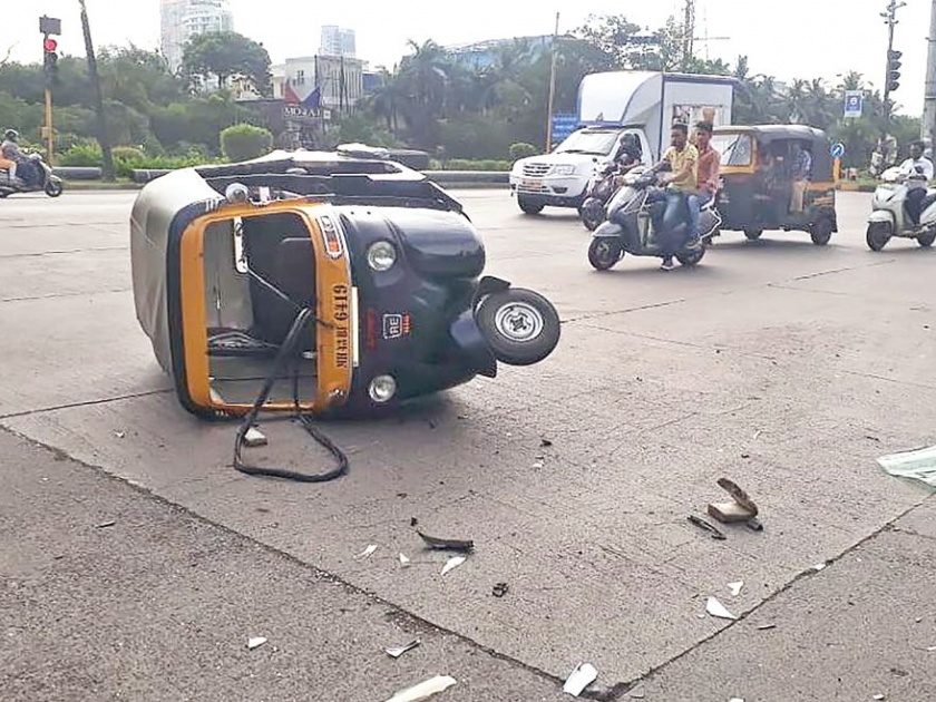 Vashti car rickshaw hit | वाशीत कारची रिक्षाला धडक