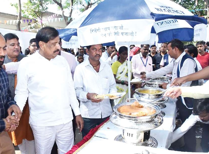 Free meals to patients' relatives; Agarwal couple's initiative in Vashi | रुग्णांच्या नातेवाइकांना मोफत भोजन; वाशीतील अग्रवाल दाम्पत्याचा पुढाकार