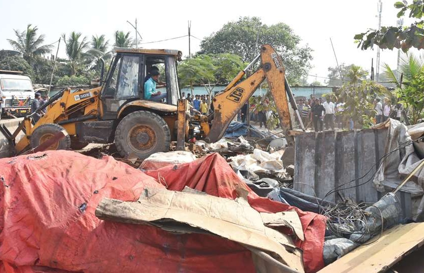 Action on unauthorized construction of Kalamboli; Deleted 2 huts | कळंबोलीतील अनधिकृत बांधकामावर कारवाई; १५० झोपड्या हटविल्या