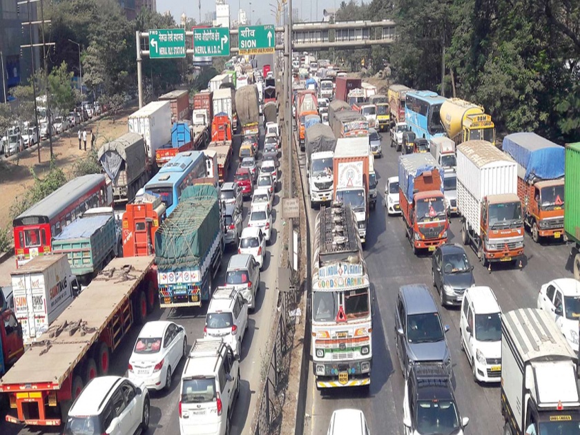 Vehicles queue from Nerul to CBD; Five hours imprisonment due to accident | नेरुळ ते सीबीडीपर्यंत वाहनांच्या रांगा; अपघातामुळे पाच तास कोंडी