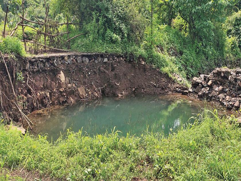 Water scarcity in the village due to the digging of wells | विहीर खचल्याने गावात पाणीटंचाई; भर पावसात पायपीट