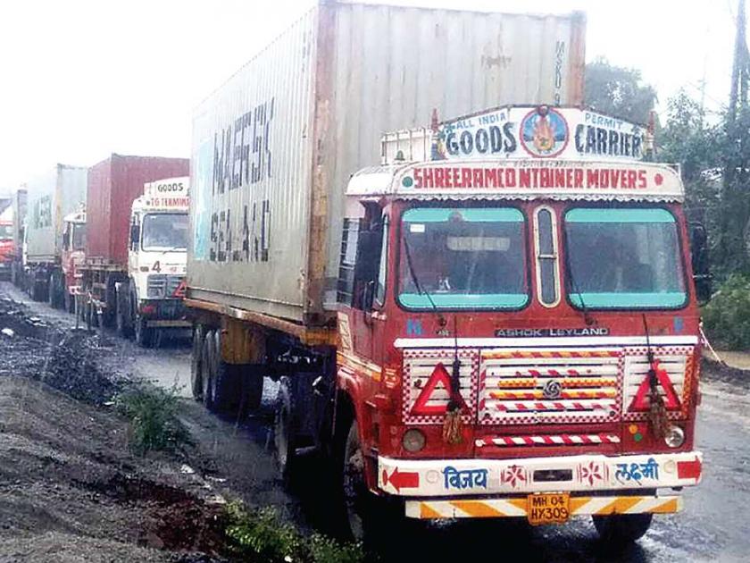 Eight hours of traffic jams on Karol-Belapur roads | करळ-बेलापूर रस्त्यांवर आठ तास ट्रॅफिक जाम