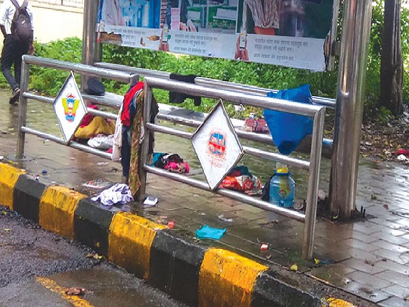 A bus stop in Navi Mumbai has become a haven for beggars | नवी मुंबईतील बस स्टॉप बनले भिकाऱ्यांचे आश्रयस्थान