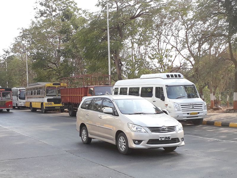 Illegal parking of private vehicles on Vashi-Koparkhairane road | वाशी-कोपरखैरणे मार्गावर खासगी वाहनांचे अवैध पार्किंग
