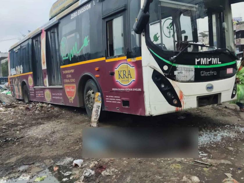 Contract worker dies after being found between two pmpml buses Incident in Katraj | दोन PMPML बसच्या मध्ये सापडून कंत्राटी कर्मचाऱ्याचा मृत्यू; कात्रजमधील घटना