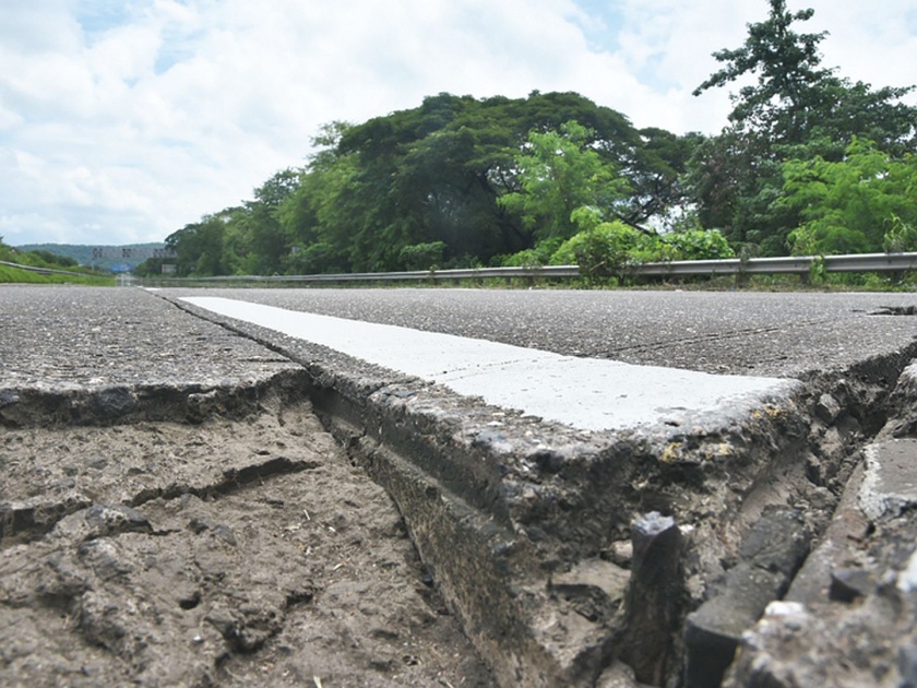 It also pits on the Mumbai-Pune highway | मुंबई-पुणे द्रुतगती महामार्गावरही खड्डे; अपघाताची शक्यता