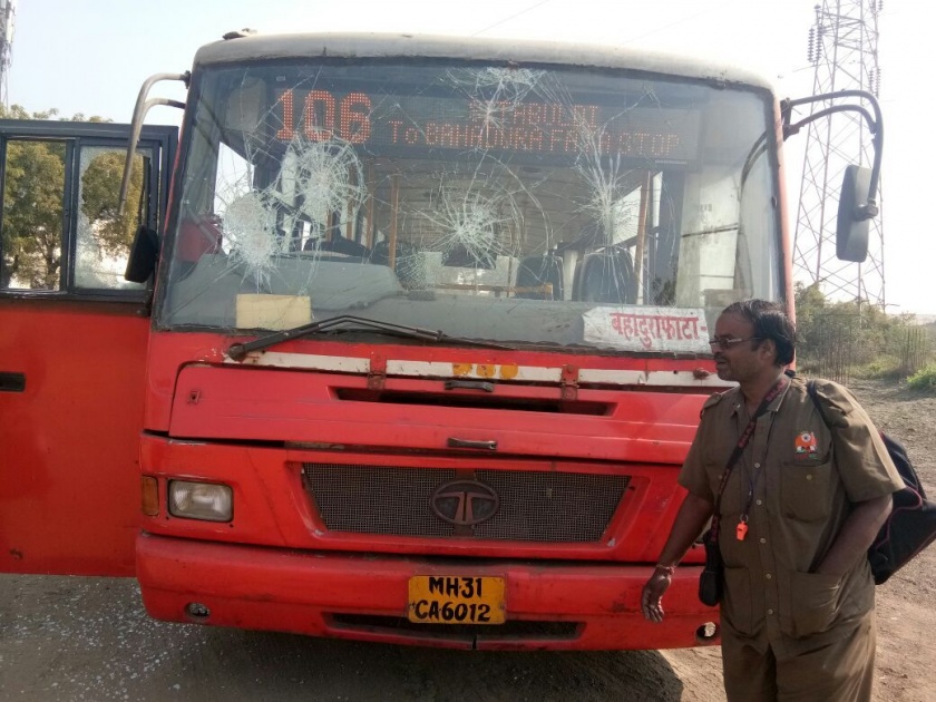 During Nagpur Band , 10 buses of Municipal corporation damaged | नागपुरात बंद दरम्यान मनपाच्या १० बसेसची तोडफोड