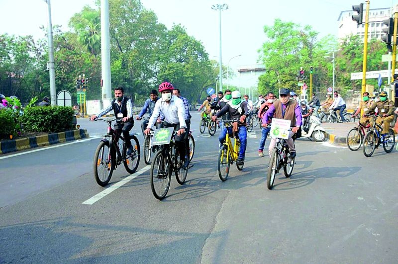 Officers along with the Municipal Commissioner reached the office by bicycle | मनपा आयुक्तांसह अधिकारी सायकलने पोहोचले  कार्यालयात 