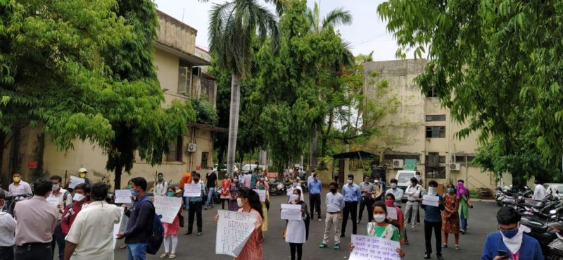 Protests in front of the Municipal Corporation of Contract Junior Engineers | कंत्राटी कनिष्ठ अभियंत्यांची मनपापुढे निदर्शने