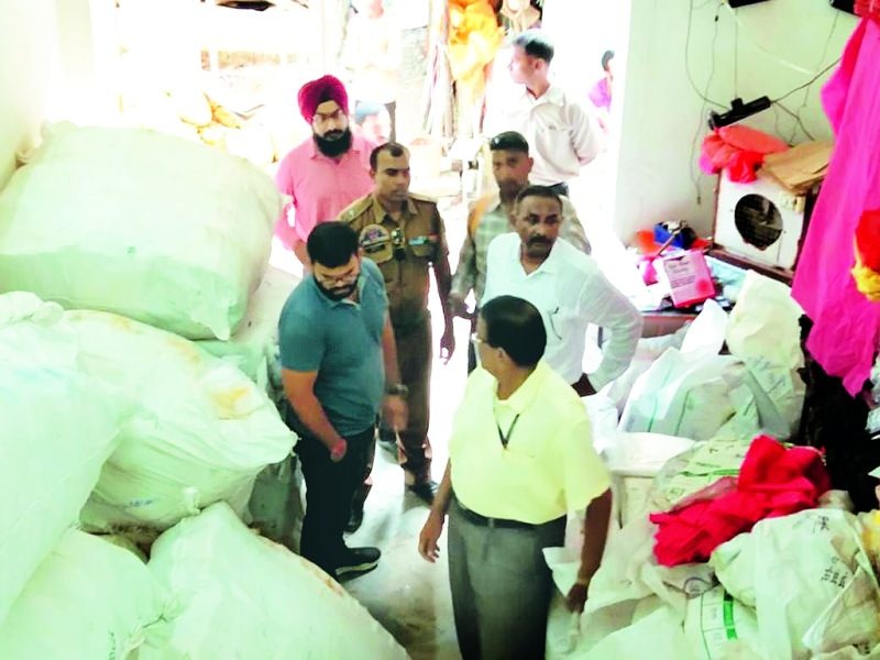 Six tons of plastic confiscated: Action by Municipal nuisance detection team | सहा टन प्लास्टिक जप्त : मनपाच्या उपद्रव शोध पथकाची कारवाई