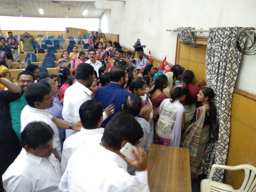 Asha activists directly enters Nagpur Municipal corporation Hall | थेट नागपूर मनपा सभागृहात घुसल्या आशा कार्यकर्त्या