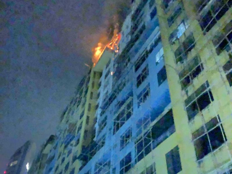 Fire broke out in the Maradian tower in Nerul | Nerul Meridian Fire Video : मॅरेडियन टॉवरमध्ये आग, चीनी युवकांचे पासपोर्ट अन् कागदोपत्रे जळून खाक