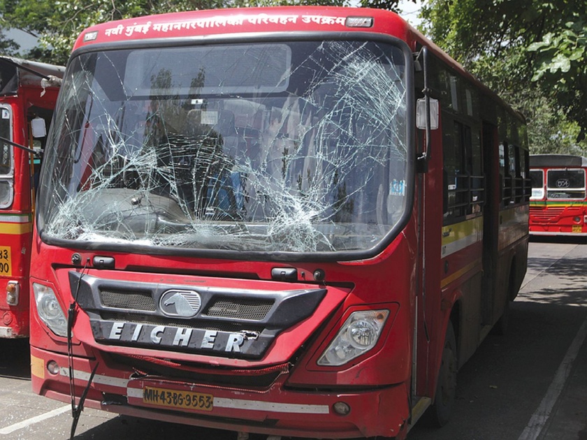 Accident on NMMT bus at two places | दोन ठिकाणी एनएमएमटी बसला अपघात